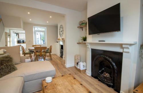 Liverton House | Stylish and Modern Town Centre End-of Terrace Home
