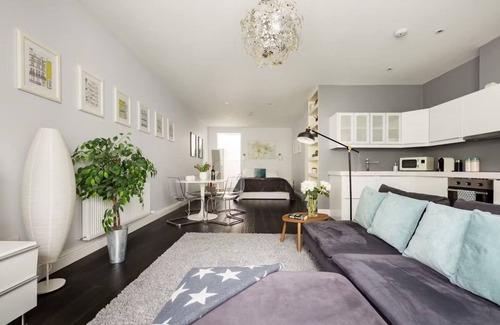 Queen's Park Apartment | Stylish and peaceful London flat with all mod cons-close to transport links!