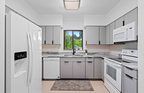 Central Beach House | Stylish and Peaceful 2-bedroom townhome 1 block to the beach
