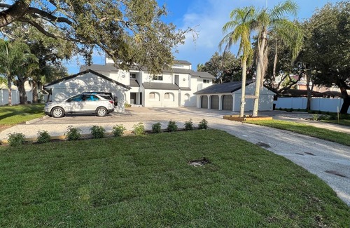Central Beach House | Stylish and Peaceful 2-bedroom townhome 1 block to the beach