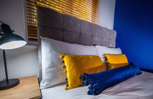 Camberley Apartment | Stylish and quiet ground floor apartment, easy walking to frimley park hospital