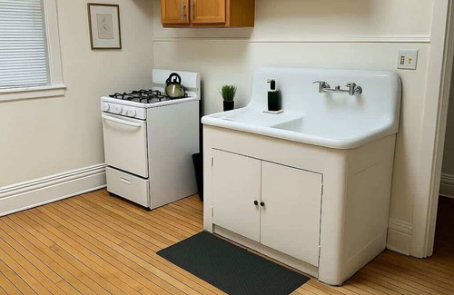 Andersonville Apartment | Stylish and Roomy 2BR in Chicago