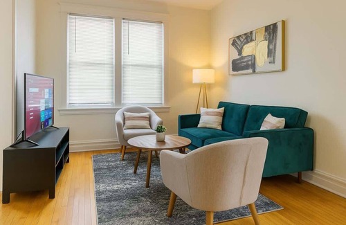 Andersonville Apartment | Stylish and Roomy 2BR in Chicago