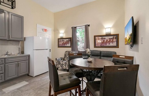 Faubourg Lafayette Condo | Stylish and Spacious Urban Retreat in NOLA