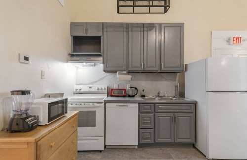 Faubourg Lafayette Condo | Stylish and Spacious Urban Retreat in NOLA