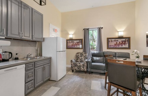 Faubourg Lafayette Condo | Stylish and Spacious Urban Retreat in NOLA