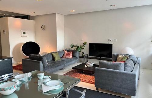 Kallio Apartment | Stylish and spacious 85m2 Hakaniemi Apartment with Market Hall View Next to Metro