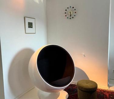 Kallio Apartment | Stylish and spacious 85m2 Hakaniemi Apartment with Market Hall View Next to Metro