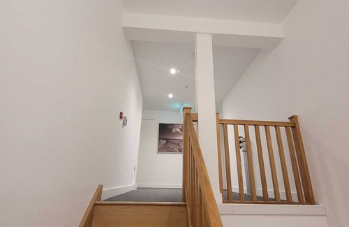 Wainscot Apartment | Stylish And Spacious 2 Bed Flat On High Street In Strood Rochester