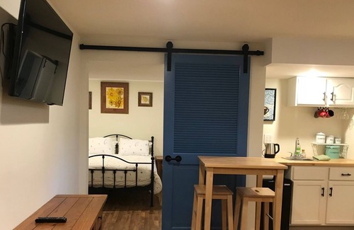 Ann Arbor Apartment | Stylish, Ann Arbor 1 Bedroom + Breakfast
