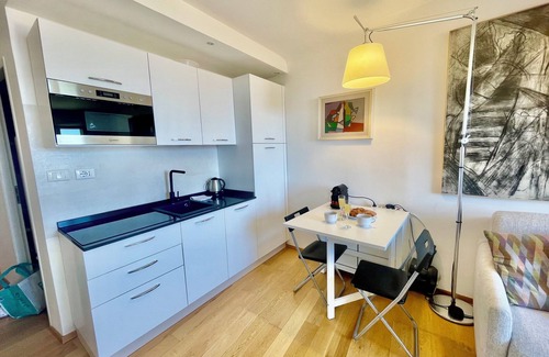 Roquebrune-Cap-Martin Condo | Stylish apartment with sea view, near Monaco and Rolex Masters. Ideal for 2, with AC, queen bed, and paid parking.