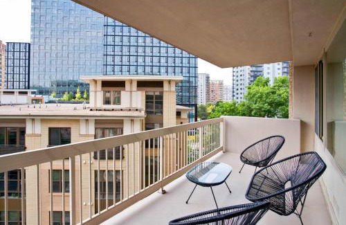 Aurora Highlands Apartment | Stylish Apartment Close to National Landing