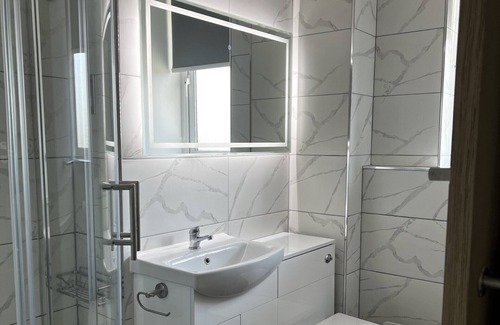Baguley Apartment | Stylish Apartment for 3 Guests With Parking, Close to City Center, MCR Airport