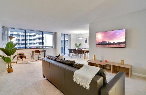 Crystal City Apartment | Stylish Apartment Near to Airport and Metro!