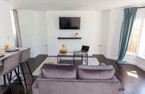 Newport Apartment | Stylish Apartment w/Private Garden - Dog Friendly