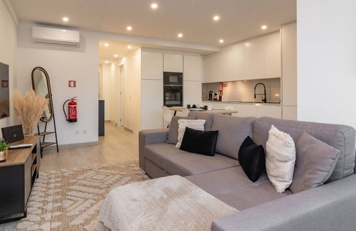 Paco De Arcos Apartment | Stylish Apartment W/River View by LovelyStay