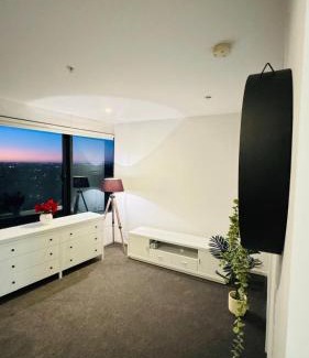 Travancore Apartment | Stylish Apartment with city view - North Melbourne Free parking