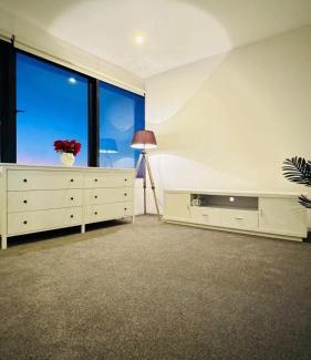 Travancore Apartment | Stylish Apartment with city view - North Melbourne Free parking