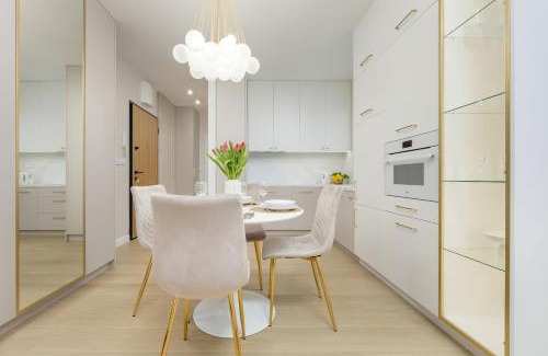 Brodno Apartment | Stylish Apartment with Balcony 7th Floor by Noclegi Renters