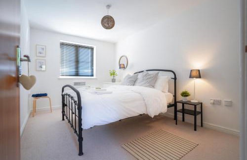 Pontprennau Apartment | Stylish Apartment with Private Parking