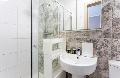 Ealing Apartment | Stylish apartments in Ealing - 12 mins to Central London