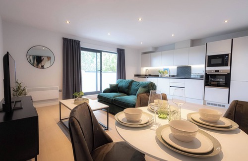 Uxbridge South Apartment | Stylish Apartments with Balcony for upper apartments & Free Parking in a prime location - Five Miles from Heathrow Airport