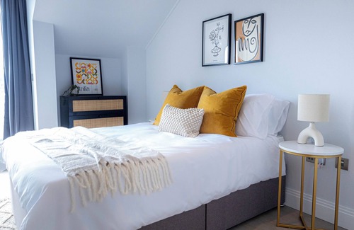 Uxbridge South Apartment | Stylish Apartments with Balcony for upper apartments & Free Parking in a prime location - Five Miles from Heathrow Airport