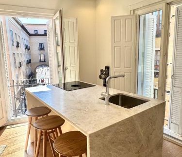 Ciudad Universitaria Apartment | Stylish Apt in City Center Plaza Mayor View