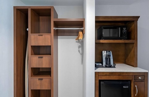 Radnor - Fort Myer Heights Hotel | Stylish Arlington Retreat by Potomac, Lincoln Memorial & Roosevelt Island