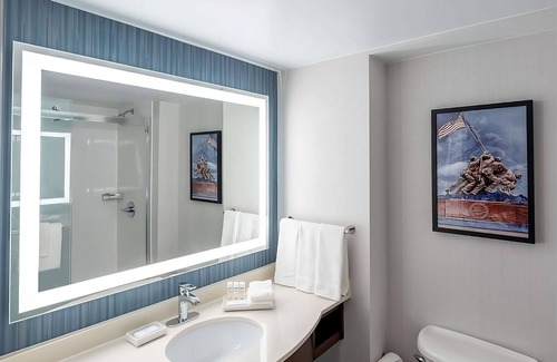 Radnor - Fort Myer Heights Hotel | Stylish Arlington Retreat by Potomac, Lincoln Memorial & Roosevelt Island