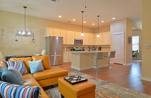Mueller House | Stylish Austin Townhouse - King Suite, Pet Friendly, Garage, 6 mins to Downtown Austin, UT, the Capi
