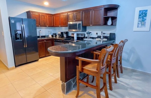 Barrio Los Villalobos Apartment | Stylish balcony oceanfront PH condo with King beds