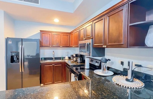 Barrio Los Villalobos Apartment | Stylish balcony oceanfront PH condo with King beds
