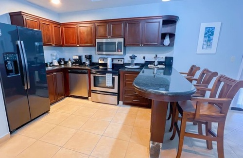 Barrio Los Villalobos Apartment | Stylish balcony oceanfront PH condo with King beds