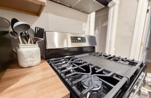 Bay View Apartment | Stylish Bayview Retreat- 12 min to Downtown MKE, Fiserv Forum & more!