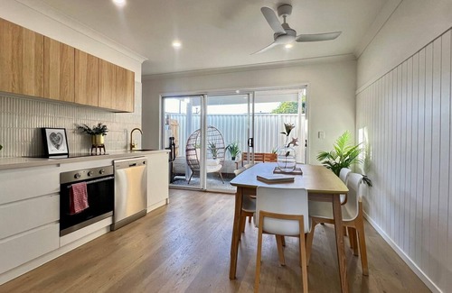 Redcliffe House | Stylish Beach Retreat Horses & Coastal Charm