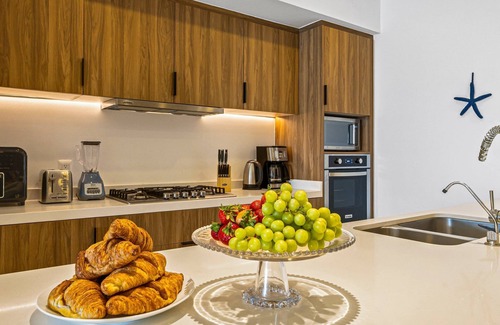 Las Glorias Apartment | Stylish Beachfront 2BR - Balcony & Pools