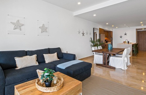 Las Glorias Apartment | Stylish Beachfront 2BR - Balcony & Pools
