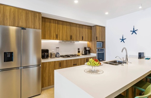 Las Glorias Apartment | Stylish Beachfront 2BR - Balcony & Pools