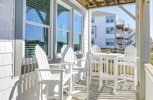 Emerald Isle Apartment | Stylish Beachfront Emerald Isle Escape w/ Deck!