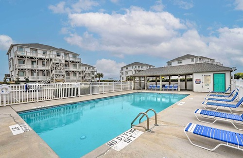 Emerald Isle Apartment | Stylish Beachfront Emerald Isle Escape w/ Deck!