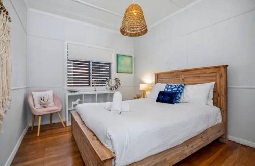 Moffat Beach Apartment | Stylish Beachouse 200m to Trendy Moffat Beach