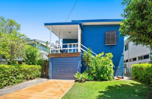 Moffat Beach Apartment | Stylish Beachouse 200m to Trendy Moffat Beach