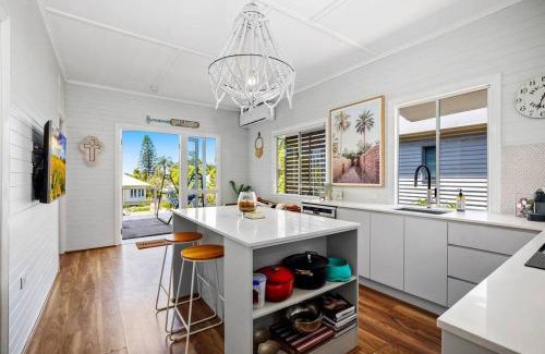 Moffat Beach Apartment | Stylish Beachouse 200m to Trendy Moffat Beach