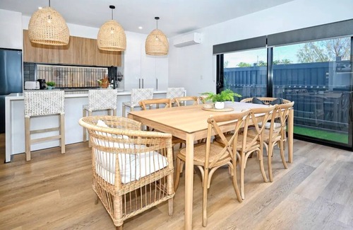 Bokarina House | Stylish, Beachside 4 b/r Dream Home - 8 guests ZD7