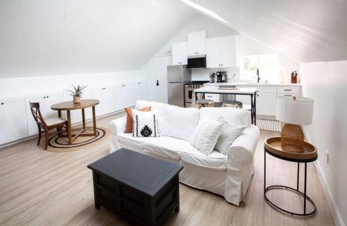 Loma Portal House | Stylish, Beautiful, Modern, King Bed