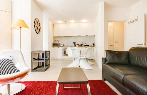 Hackney Apartment | Stylish bright apartment w private garden