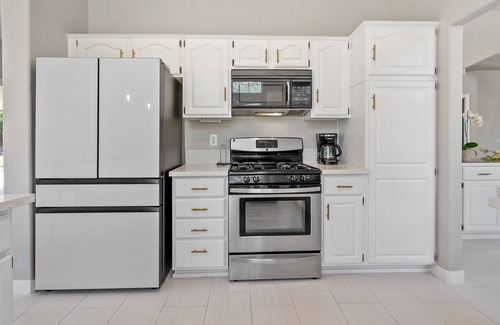 Lancaster House | Stylish & Bright ~ Huge Backyard ~ King Beds ~ Pkg