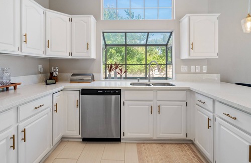 Lancaster House | Stylish & Bright ~ Huge Backyard ~ King Beds ~ Pkg