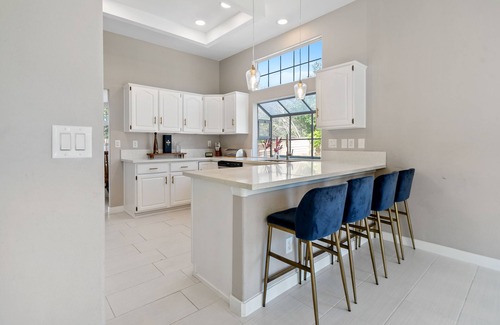Lancaster House | Stylish & Bright ~ Huge Backyard ~ King Beds ~ Pkg